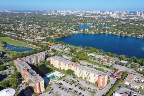 Condo in Miami, Florida, 1 bedroom  № 1892549 - photo 2