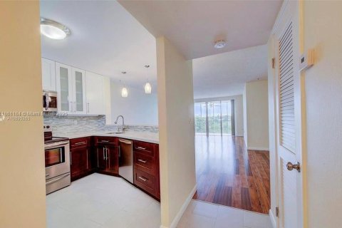 Condo in Miami, Florida, 1 bedroom  № 1892549 - photo 5