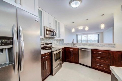 Condo in Miami, Florida, 1 bedroom  № 1892549 - photo 4