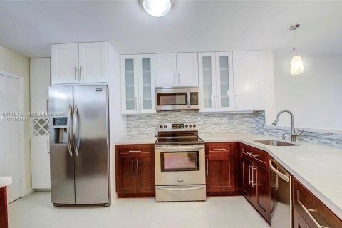 Condo in Miami, Florida, 1 bedroom  № 1892549 - photo 6