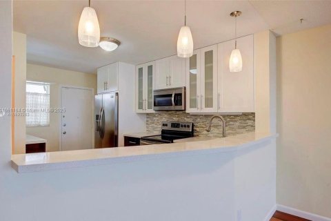 Condo in Miami, Florida, 1 bedroom  № 1892549 - photo 8