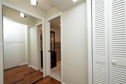 Condo in Miami, Florida, 1 bedroom  № 1892549 - photo 14