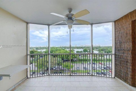 Condo in Miami, Florida, 1 bedroom  № 1892549 - photo 15