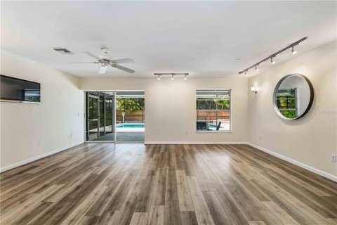 House in Sarasota, Florida 3 bedrooms, 158.68 sq.m. № 2196461 - photo 8