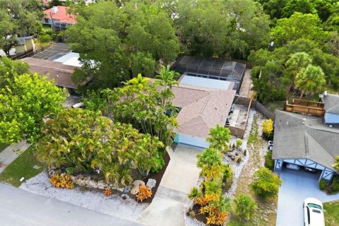 House in Sarasota, Florida 3 bedrooms, 158.68 sq.m. № 2196461 - photo 2