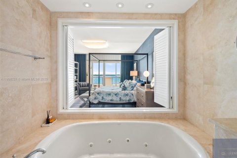 Condominio en alquiler en Miami Beach, Florida, 3 dormitorios, 255.48 m2 № 2012719 - foto 24