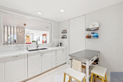 Condominio en alquiler en Miami Beach, Florida, 3 dormitorios, 255.48 m2 № 2012719 - foto 8