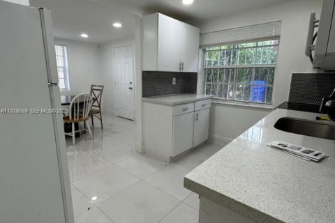 Appartement à louer à Miami, Floride: 3 chambres, 229.28 m2 № 1987535 - photo 3