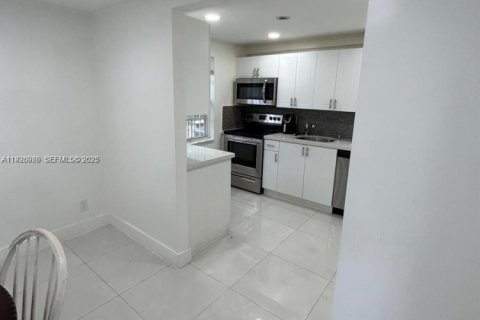 Appartement à louer à Miami, Floride: 3 chambres, 229.28 m2 № 1987535 - photo 2