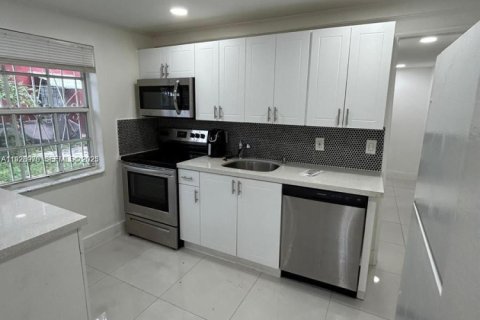 Appartement à louer à Miami, Floride: 3 chambres, 229.28 m2 № 1987535 - photo 1