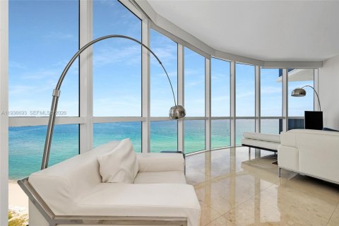 Condo in Sunny Isles Beach, Florida, 3 bedrooms  № 2059671 - photo 15