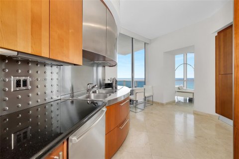 Condo in Sunny Isles Beach, Florida, 3 bedrooms  № 2059671 - photo 11