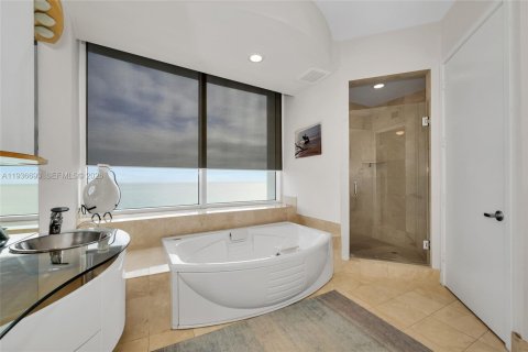Condo in Sunny Isles Beach, Florida, 3 bedrooms  № 2059671 - photo 23