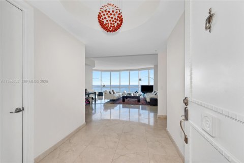 Condo in Sunny Isles Beach, Florida, 3 bedrooms  № 2059671 - photo 2