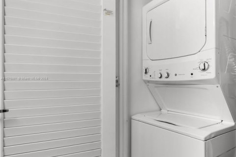 Condo in Miami, Florida, 2 bedrooms  № 1711351 - photo 15