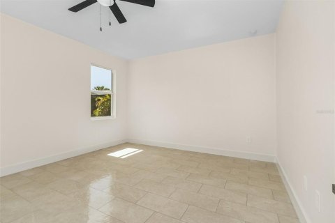 House in Rotonda, Florida 3 bedrooms, 164.16 sq.m. № 2142874 - photo 11