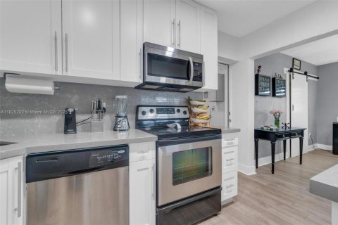 Casa en venta en Miami Gardens, Florida, 4 dormitorios, 130.25 m2 № 1940248 - foto 9