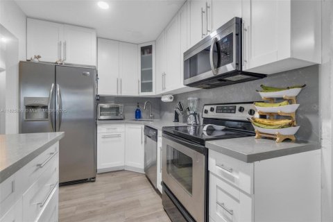 Casa en venta en Miami Gardens, Florida, 4 dormitorios, 130.25 m2 № 1940248 - foto 12