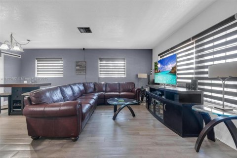 Casa en venta en Miami Gardens, Florida, 4 dormitorios, 130.25 m2 № 1940248 - foto 25