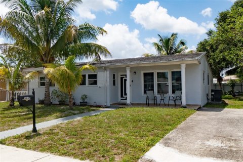 Casa en venta en Miami Gardens, Florida, 4 dormitorios, 130.25 m2 № 1940248 - foto 2