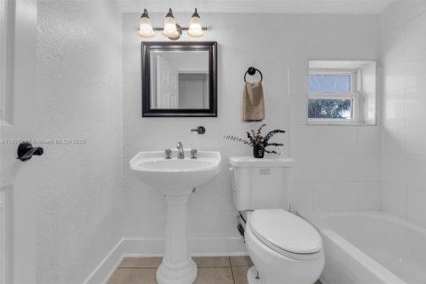 Casa en venta en Miami Gardens, Florida, 4 dormitorios, 130.25 m2 № 1940248 - foto 19