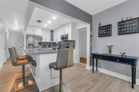 Casa en venta en Miami Gardens, Florida, 4 dormitorios, 130.25 m2 № 1940248 - foto 5