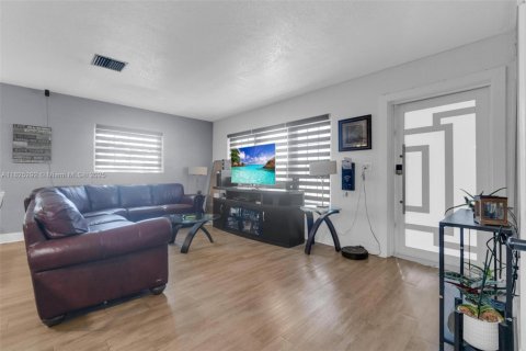 Casa en venta en Miami Gardens, Florida, 4 dormitorios, 130.25 m2 № 1940248 - foto 26