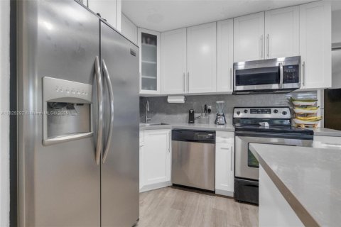 Casa en venta en Miami Gardens, Florida, 4 dormitorios, 130.25 m2 № 1940248 - foto 11