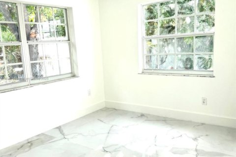 House in Hialeah, Florida 5 bedrooms, 140.75 sq.m. № 2018749 - photo 11