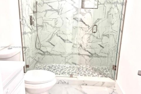 House in Hialeah, Florida 5 bedrooms, 140.75 sq.m. № 2018749 - photo 9