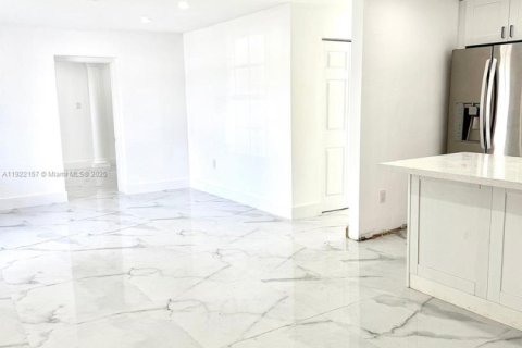 House in Hialeah, Florida 5 bedrooms, 140.75 sq.m. № 2018749 - photo 15