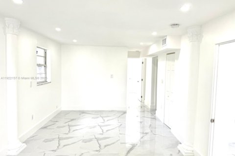 House in Hialeah, Florida 5 bedrooms, 140.75 sq.m. № 2018749 - photo 7