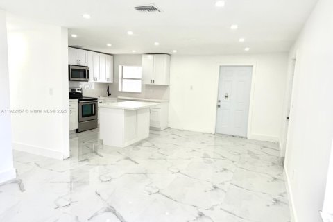 House in Hialeah, Florida 5 bedrooms, 140.75 sq.m. № 2018749 - photo 5