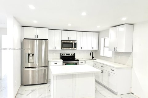 House in Hialeah, Florida 5 bedrooms, 140.75 sq.m. № 2018749 - photo 3