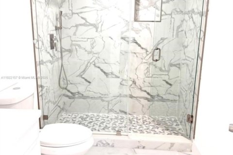 House in Hialeah, Florida 5 bedrooms, 140.75 sq.m. № 2018749 - photo 10