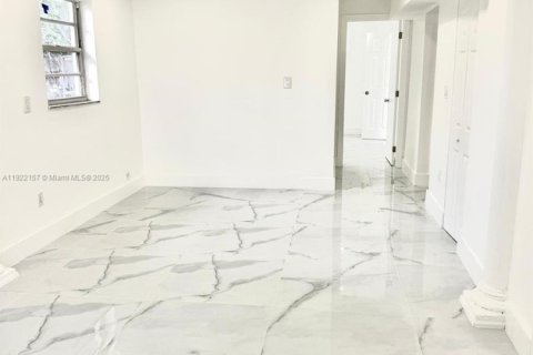 House in Hialeah, Florida 5 bedrooms, 140.75 sq.m. № 2018749 - photo 16