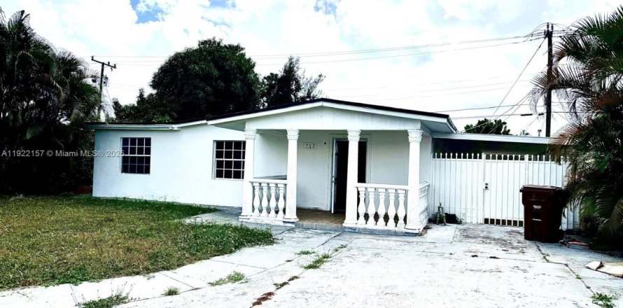 House in Hialeah, Florida 5 bedrooms, 140.75 sq.m. № 2018749