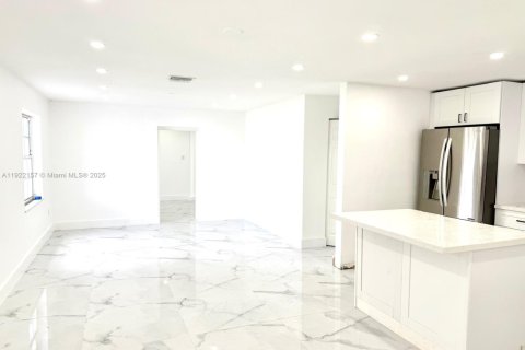 House in Hialeah, Florida 5 bedrooms, 140.75 sq.m. № 2018749 - photo 2