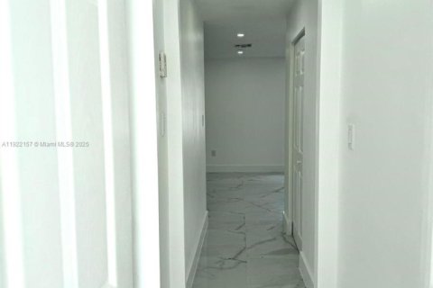 House in Hialeah, Florida 5 bedrooms, 140.75 sq.m. № 2018749 - photo 14
