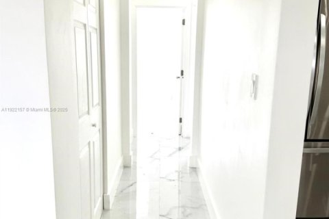 House in Hialeah, Florida 5 bedrooms, 140.75 sq.m. № 2018749 - photo 4