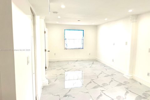 House in Hialeah, Florida 5 bedrooms, 140.75 sq.m. № 2018749 - photo 8