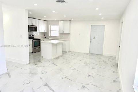 House in Hialeah, Florida 5 bedrooms, 140.75 sq.m. № 2018749 - photo 6