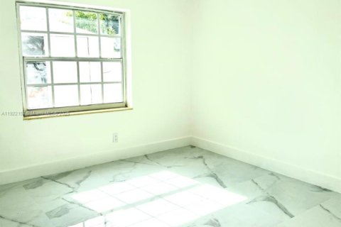 House in Hialeah, Florida 5 bedrooms, 140.75 sq.m. № 2018749 - photo 13