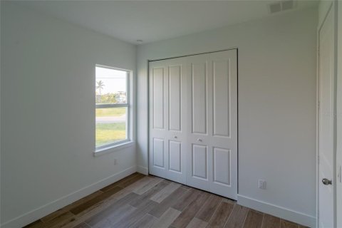 House in Port Charlotte, Florida 4 bedrooms, 237.46 sq.m. № 2123683 - photo 25