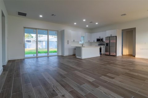 House in Port Charlotte, Florida 4 bedrooms, 237.46 sq.m. № 2123683 - photo 16