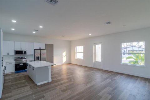 House in Port Charlotte, Florida 4 bedrooms, 237.46 sq.m. № 2123683 - photo 15