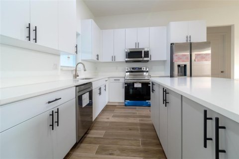 House in Port Charlotte, Florida 4 bedrooms, 237.46 sq.m. № 2123683 - photo 8