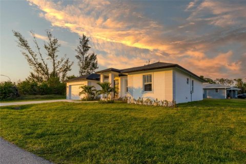 House in Port Charlotte, Florida 4 bedrooms, 237.46 sq.m. № 2123683 - photo 4