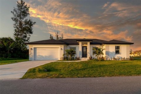 House in Port Charlotte, Florida 4 bedrooms, 237.46 sq.m. № 2123683 - photo 3