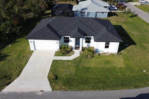 House in Port Charlotte, Florida 4 bedrooms, 237.46 sq.m. № 2123683 - photo 30